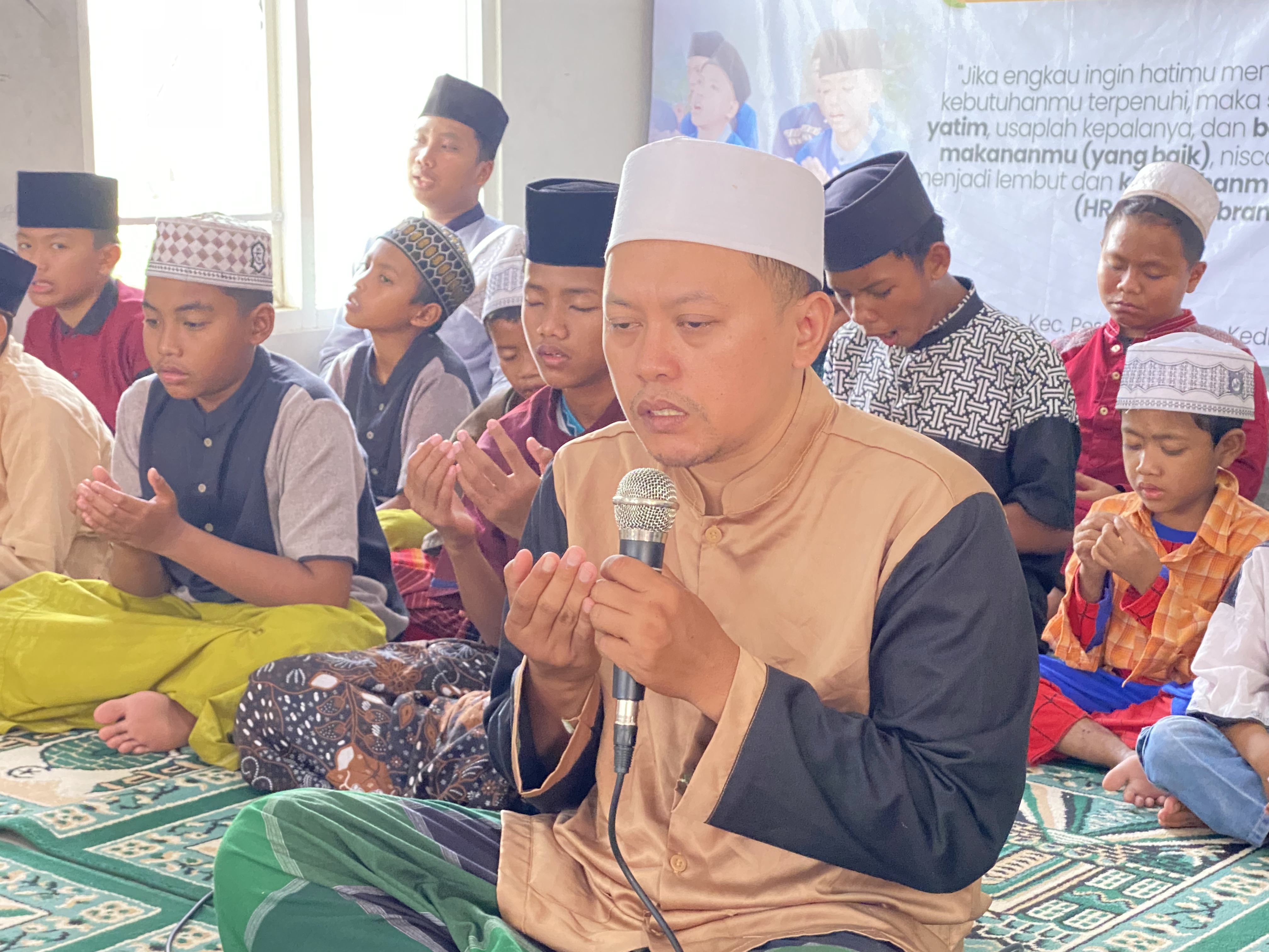 Mendoakan doa-doa dari donatur