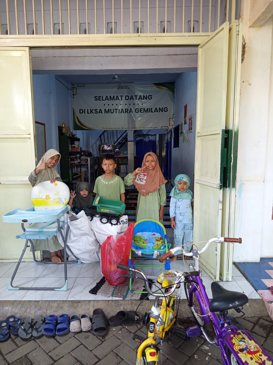 Sepeda & Mainan dari Bu Heny