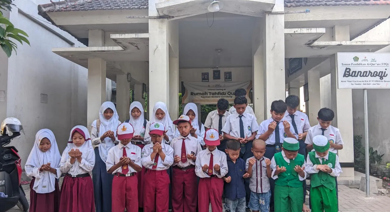 Berdoa sebelum berangkat sekolah